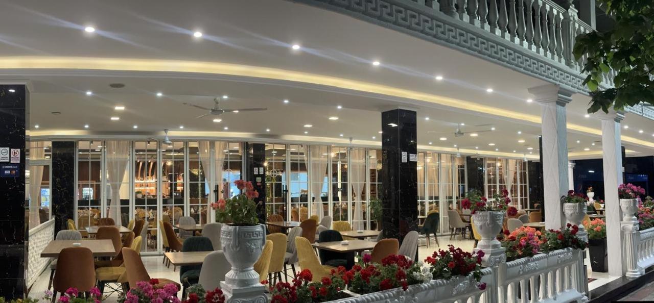Ujvara Hotel Golem  Exterior foto