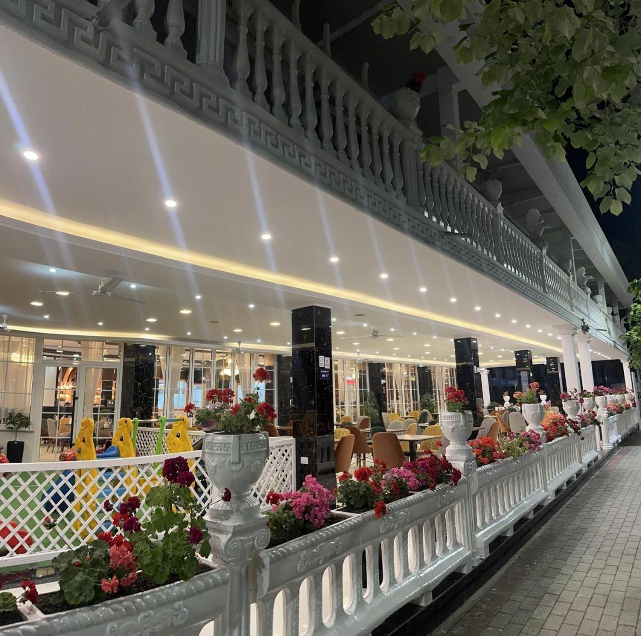 Ujvara Hotel Golem  Exterior foto